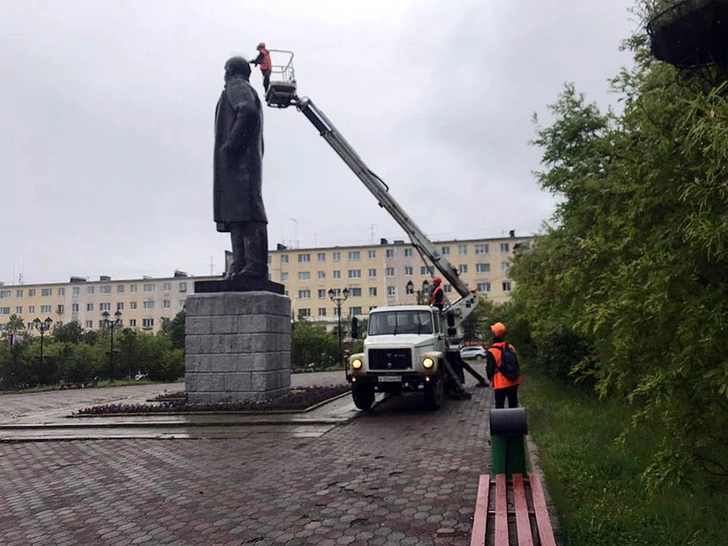 В Магадане на памятник Ленину установили шипы для отпугивания птиц и он стал похож на панка (фото)