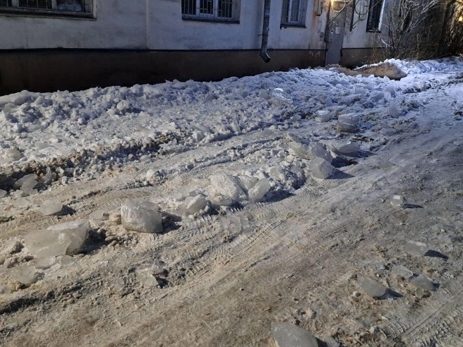 Крупные ледяные глыбы, обнаруженные жителями утром у дома на Российской, 45а. | Источник: читатель 74.RU