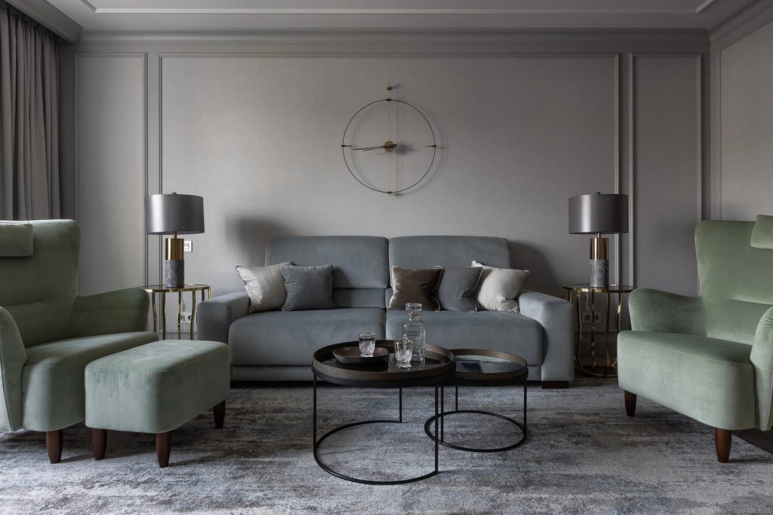 Кабинет на первом этаже. Обои, Khroma. Лепнина, Orac Decor. Часы, Nomon. Диван и кресла, Pohjanmaan. Настольные лампы, Lucia Tucci. Текстиль, Ambiente Design Centre. Подушки, «Фабрики Декора FaDe». | Источник: Роман Спиридонов. СТИЛЬ: Эльмина Гай