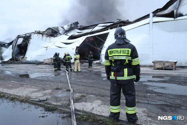 В результате большой пожарной нагрузки произошло обрушение кровли  | Источник: Андрей Бортко / NGS.RU