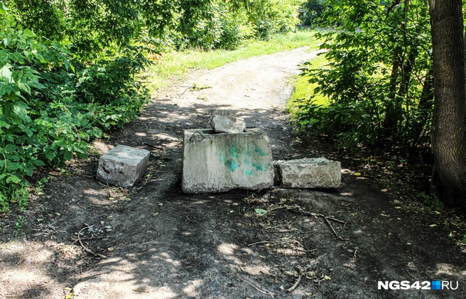 В 500 метрах от мэрии встречаются и такие места | Источник: Александр Левчук / NGS42.RU