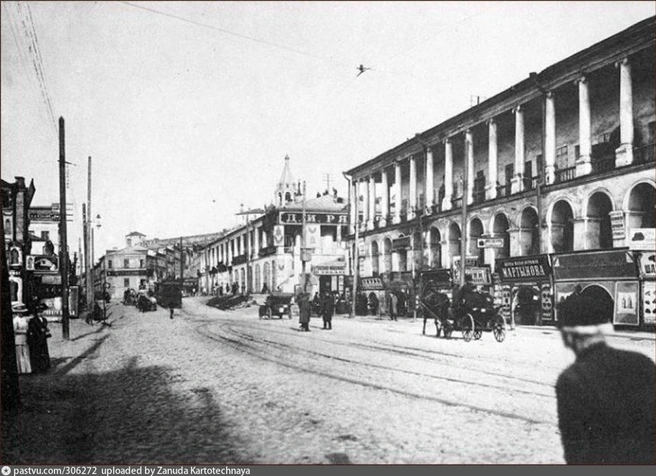 Нижнепосадский гостиный двор на улице Рождественской, вид на Скобу, 1913 | Источник: Максим Дмитриев / humus.dreamwidth.org/4805708.html