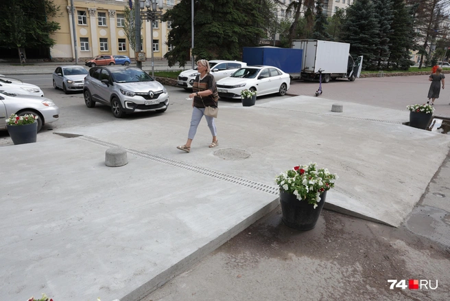 Бетонный тротуар сделан над проезжей частью, чтобы разделить потоки | Источник: Наталья Лапцевич