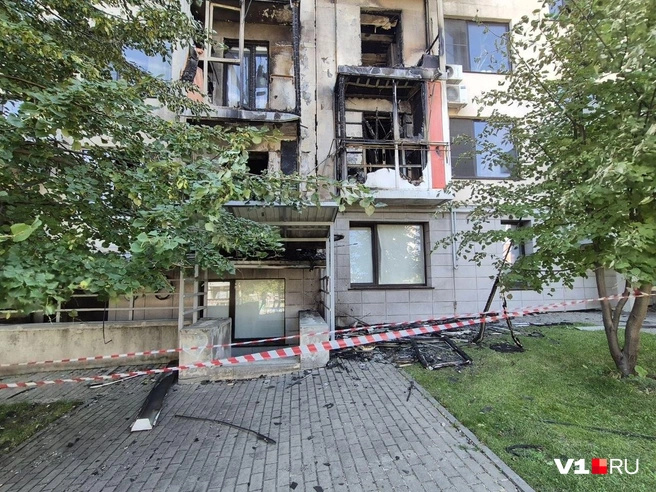 Территория вокруг дома огорожена защитной лентой | Источник: Ирина Яковлева / V1.RU
