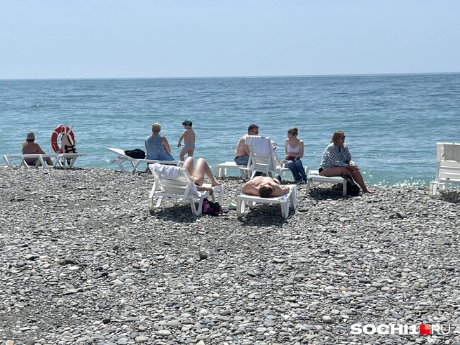 В холодное море туристы лезть не решались | Источник: Анна Грицевич / SOCHI1.RU