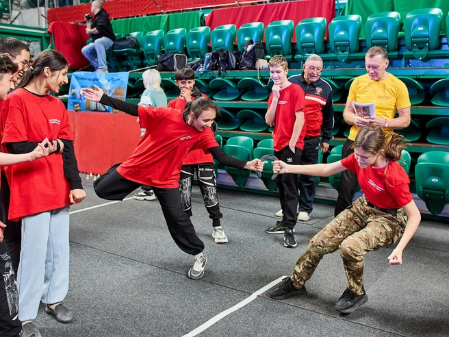 Подростки демонстрировали спортивные умения, включая перетягивание подковы. | Источник: Александр Ощепков/NGS.RU