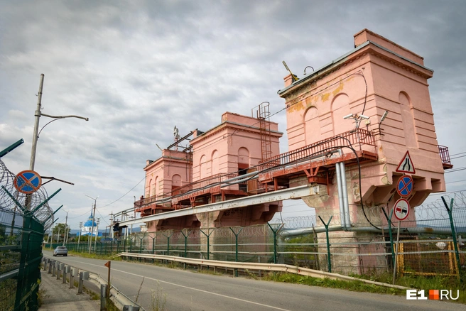 Современная бетонная плотина | Источник: Владислав Лоншаков / E1.RU