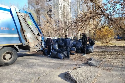 В Железнодорожном районе Пензы вывезли мешки с листвой