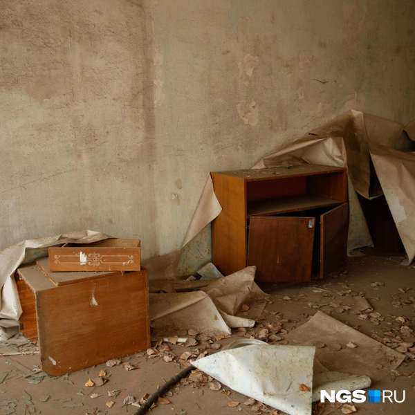 В лагере оставили некоторые предметы мебели с типовым, знакомым многим вензельным декором | Источник: Андрей Бортко / NGS.RU