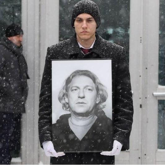 «Папа не водил меня в сад, не забирал из школы»: прощальная речь дочери Олейникова, которая познакомилась с ним в 20 лет