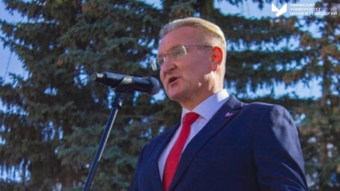 Ума палата и солидная зарплата: сколько денег получают ректоры крупнейших вузов Уфы