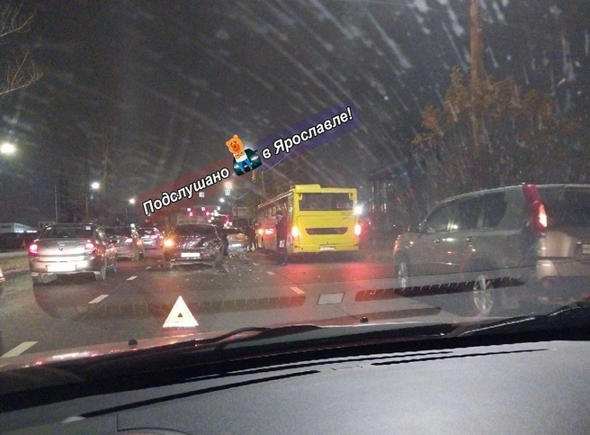 Автомобили заняли две полосы | Источник: Подслушано в Ярославле! (18+) / Telegram