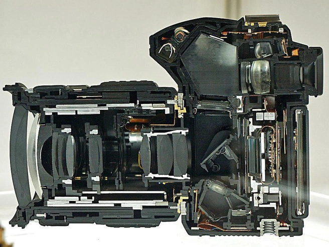 Зеркальная камера в разрезе. Здесь хорошо видна массивная пентапризма, расположенная перед оптическим видоискателем | Источник: Hanabi123, CC BY-SA 3.0, via Wikimedia Commons