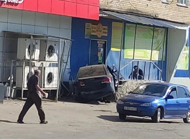 Полиция установила водителя, въехавшего в крыльцо магазина в Скопине | ya62.ru