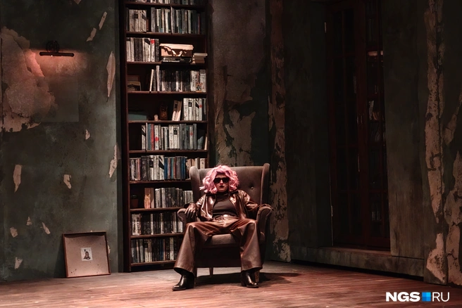 За тем, как в зале собираются зрители, со сцены наблюдает он — Голубчик | Источник: Маргарита Резникова / NGS.RU