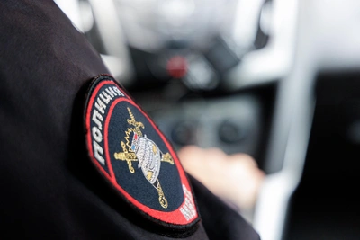 В Солнечном неизвестный разбил стекла такси и напал на пассажира