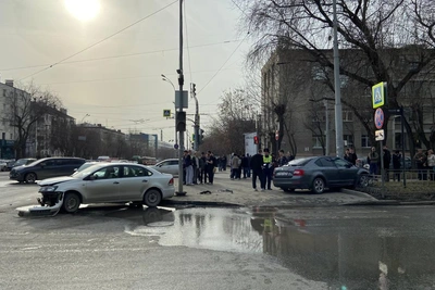 У УрФУ столкнулись две иномарки, одну отбросило на пешехода
