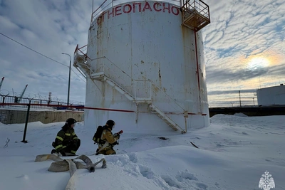 Учение МЧС по тушению пожара на нефтехранилище в Чукотке
