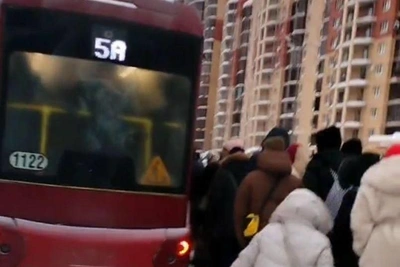 Жители «Солнечного города» штурмуют трамваи из-за долгого ожидания