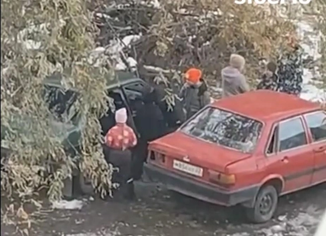 Владелец машин ищет родителей школьников | Источник: mash_siberia / T.me