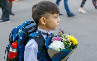 Почему дарить цветы 1 сентября уже не модно: мнение родителей