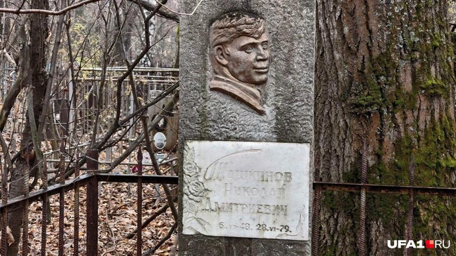 Один из немногих более-менее уцелевших памятников | Источник: Булат Салихов / UFA1.RU