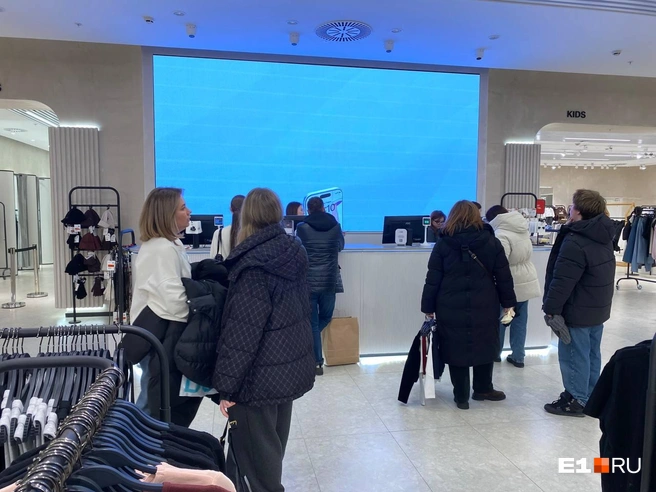 В магазинах одежды тоже немало народа | Источник: Ирина Порозова / E1.RU