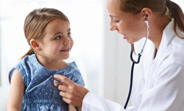 Необычный признак: в Подмосковье врачи заподозрили у девочки опасную инфекцию по цвету ушей