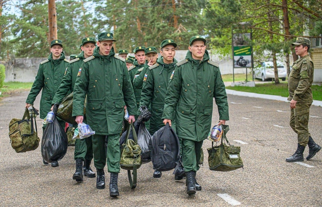 В 2024 году осенний призыв традиционно продлится с 1 октября до 31 декабря | Источник: Олег Фёдоров / CHITA.RU