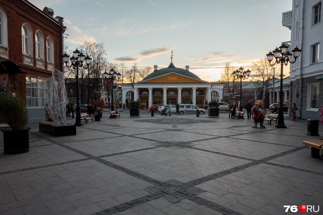 Солнце постепенно скрывается за городскими зданиями | Источник: Александр Куренной / 76.RU