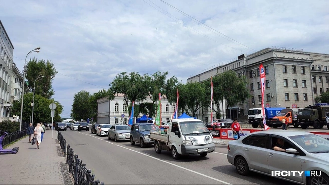Соседние улицы тоже перекрыли, движение плотнее, чем обычно | Источник: Ксения Власова / «ИрСити»