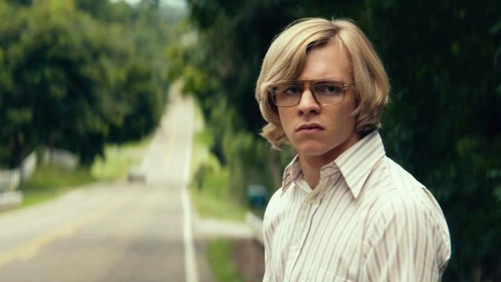 Джеффри Дамер в исполнении Росса Линча | Источник: Кадр из фильма «Монстр Джеффри Дамер»