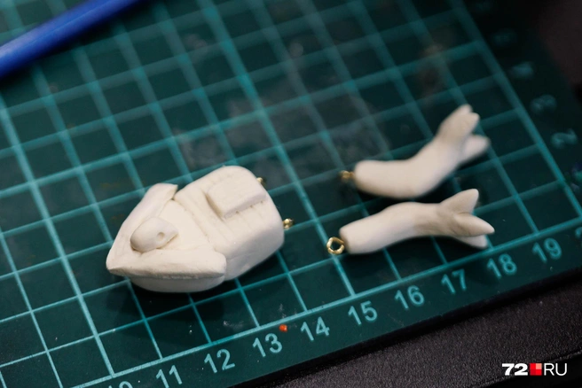 Ловкость рук, некоторое количество времени — и заготовка для сказочной избушки готова | Источник: Ирина Шарова / 72.RU