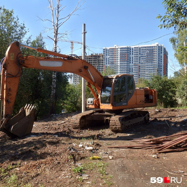 Экскаватор на месте уже снесённого дома по шоссе Космонавтов, 287А | Источник: Кирилл Хафизов / 59.RU
