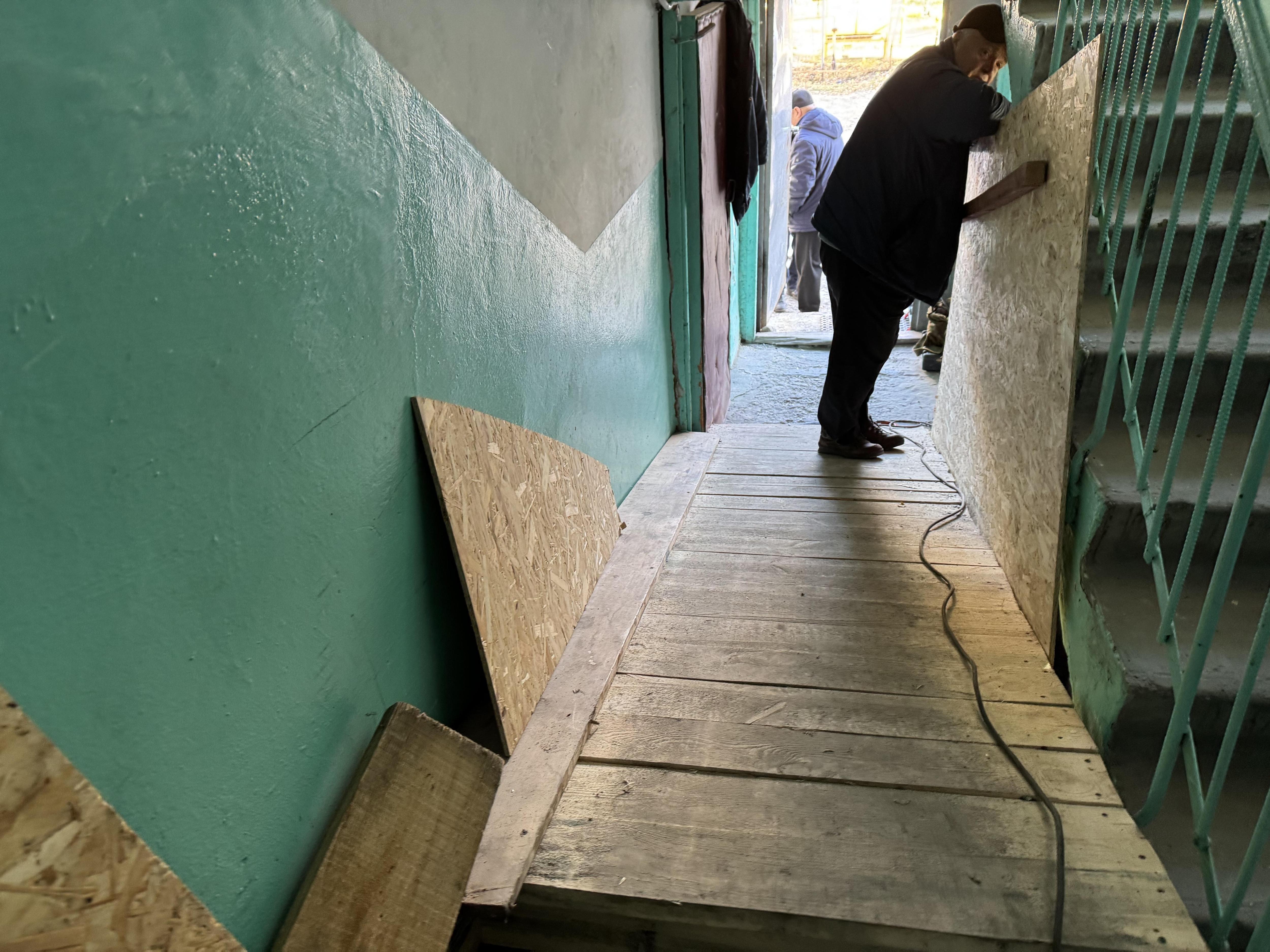 В многоэтажке Кургана, где рухнул лестничный пролет, срочно монтируют новую лестницу — фото