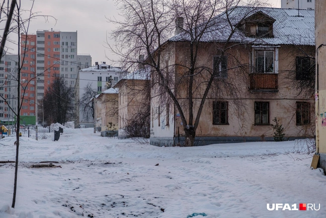 Слева виден забор детского сада | Источник: Булат Салихов / UFA1.RU