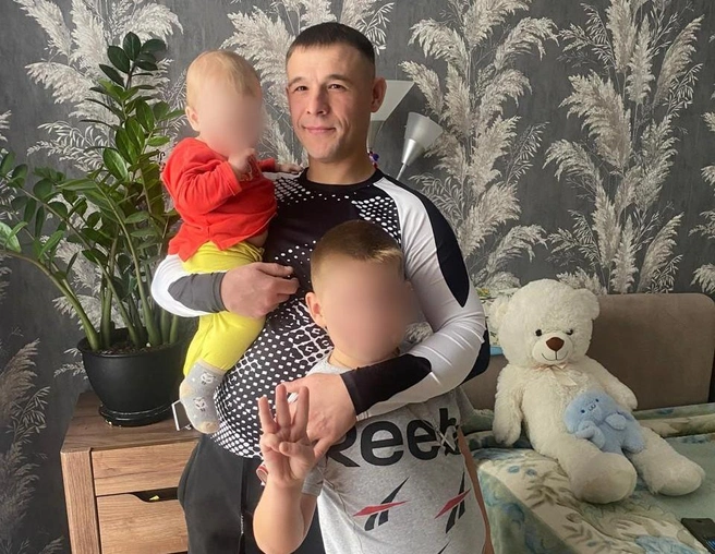 Евгений сейчас в реанимации в тяжелом состоянии. Всё случилось прямо в день рождения младшей дочки и на глазах у старшего сына | Источник: семейный архив пострадавшего