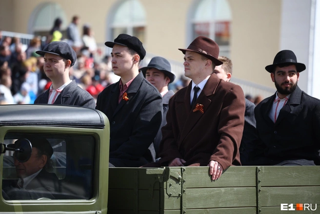 Для участников шествия подготовили костюмы в стиле времен ВОВ | Источник: Владислав Лоншаков / E1.RU