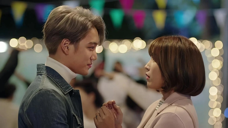 Лучшие короткие сериалы с эпизодами по 15 минут, которые идеально посмотреть во время еды | Источник: кадр из сериала «Семь первых поцелуев»