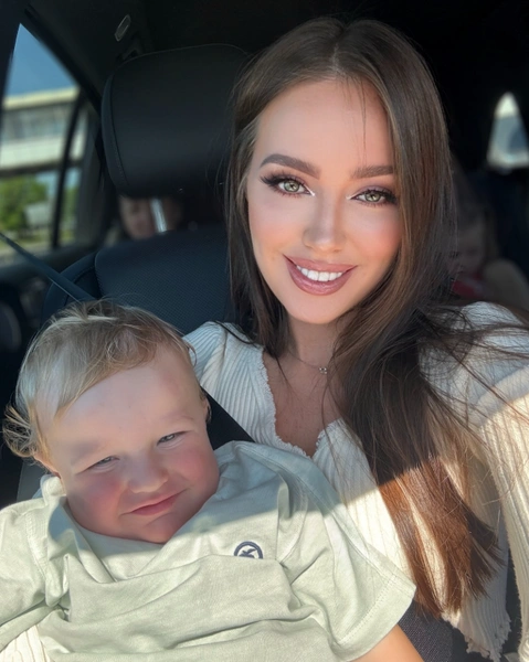 Анастасия Костенко с младшим ребенком — сыном Ярославом | www.starhit.ru