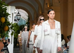 Ода жизни и легкости: как прошел круизный показ Chanel в Сингапуре