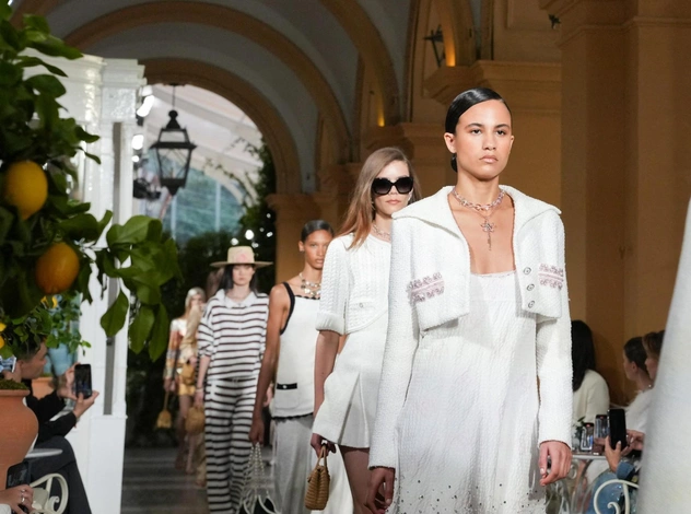 Ода жизни и легкости: как прошел круизный показ Chanel в Сингапуре