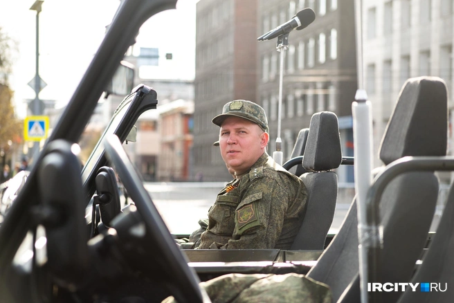 Машины, в которых обычно сидят военные, принимающие парад | Источник: Ксения Филимонова / «ИрСити»