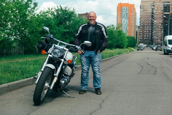 По городу Андрей ездит на эффектном белом мотоцикле-чоппере | Источник: Владимир Цой / NGS24.RU