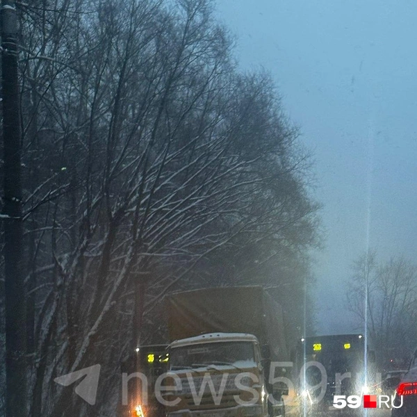 Автобус № 36 съехал на обочину  | Источник: Читательница 59.RU