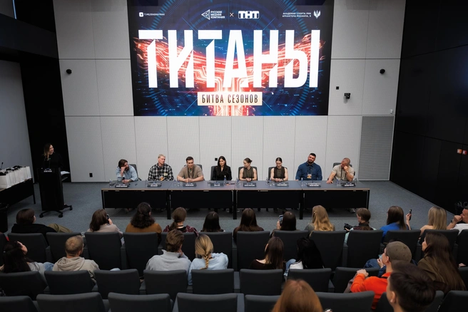 Восемь звездных участников телешоу приехали в Екатеринбург на пресс-конференцию и показ финальной серии «Титанов» | Источник:  Андрей Фомин 