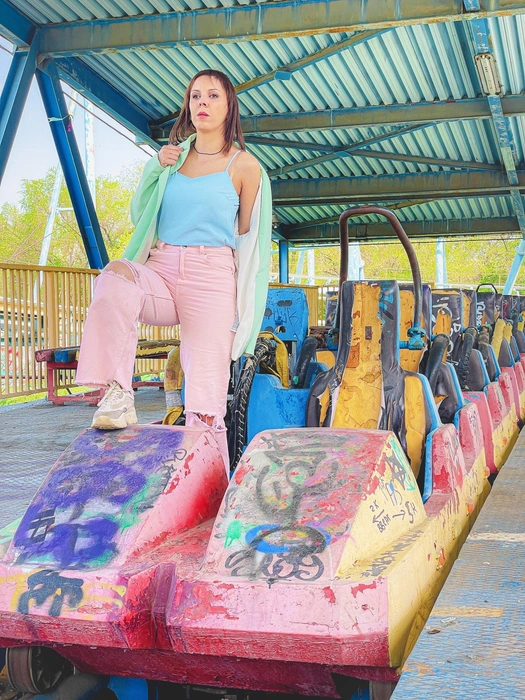 На своих личных страницах в соцсетях Ольга постит ироничные зарисовки о жизни с двумя котами и собакой, путешествиях и беседах с таксистами, выкладывает песни собственной группы «Нейроли» (она пишет их в соавторстве с нейронкой), делится воспоминаниями «ветерана диетических войн» и публикует рецензии на книги и фильмы | Источник: Ольга Лифанова / vk.com