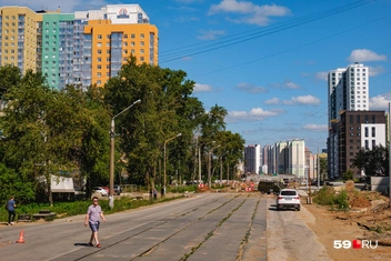 Со стороны Стахановского кольца на улице Карпинского стоит «кирпич» | Источник: Тимофей Калмаков / 59.RU
