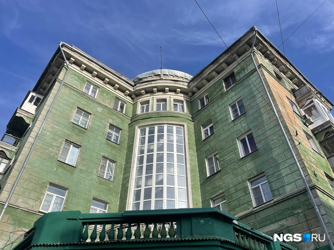 Печально известная крыша директорского дома | Источник: Алёна Золотухина / NGS.RU