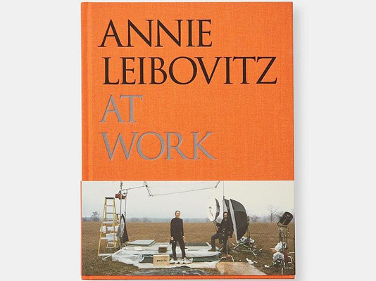 Книга Annie Leibovitz at Work, издательство Phaidon.